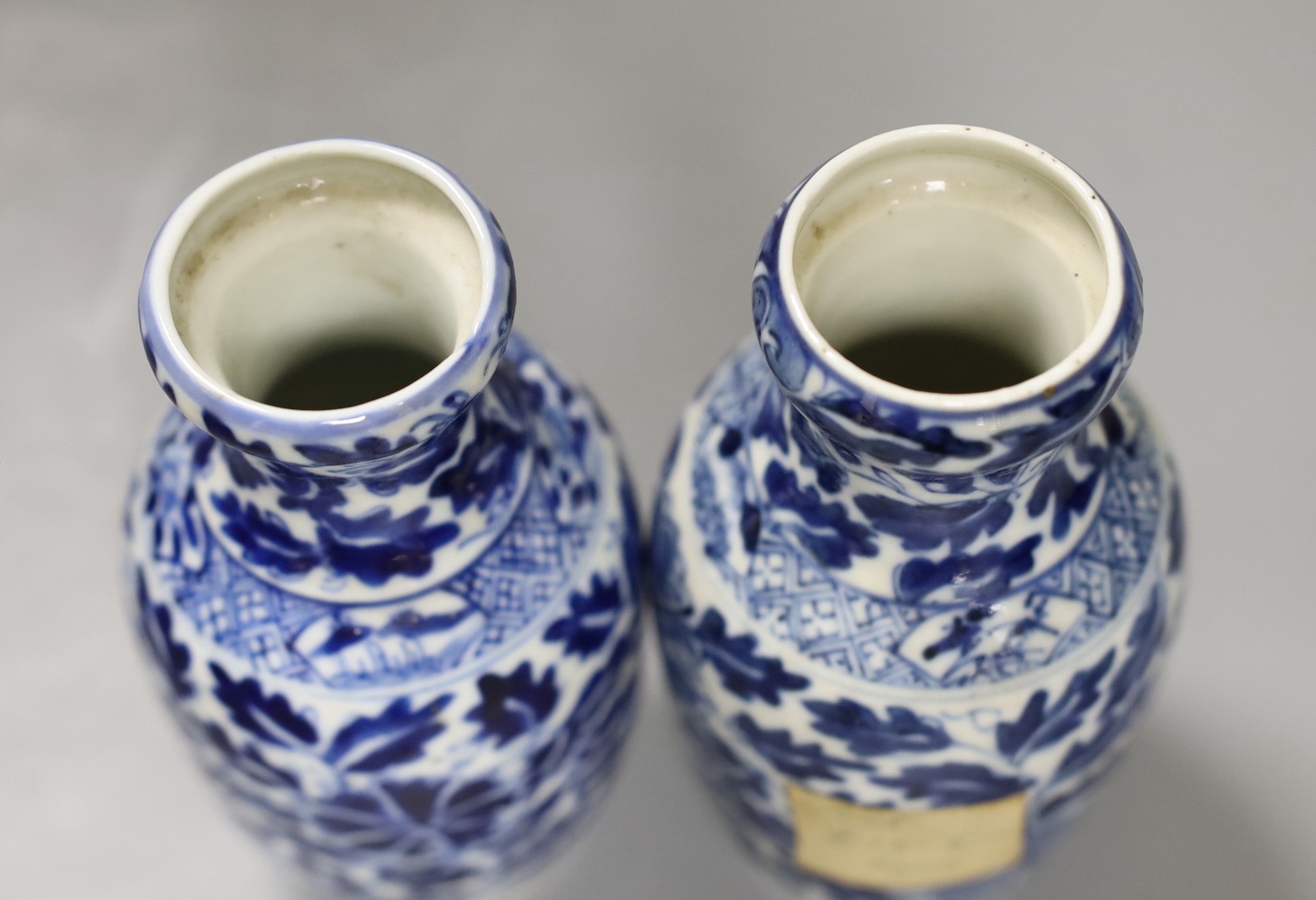 A pair of Chinese blue and white vases, c.1900. 16cm